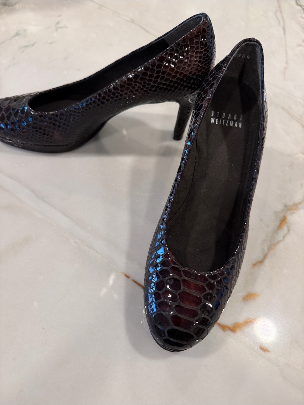 🍷Stuart Weitzman Glossy Burgundy Snakeskin Pumps